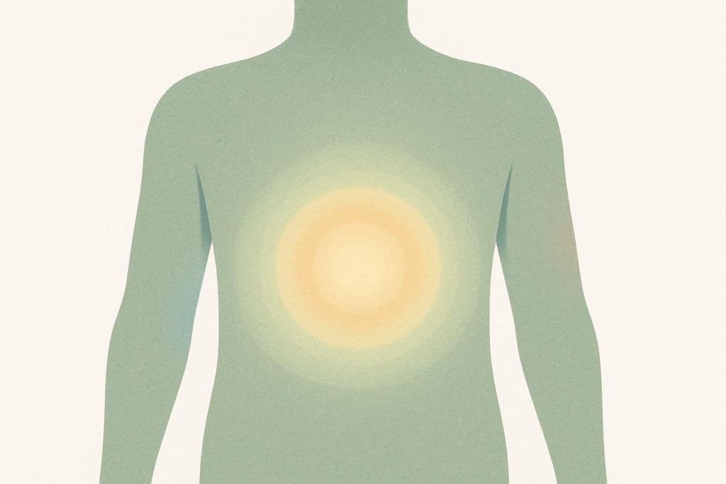 An abstract illustration of a human torso in light green, with a bright yellow-orange glow in the center of the abdomen, suggesting abdominal fat.